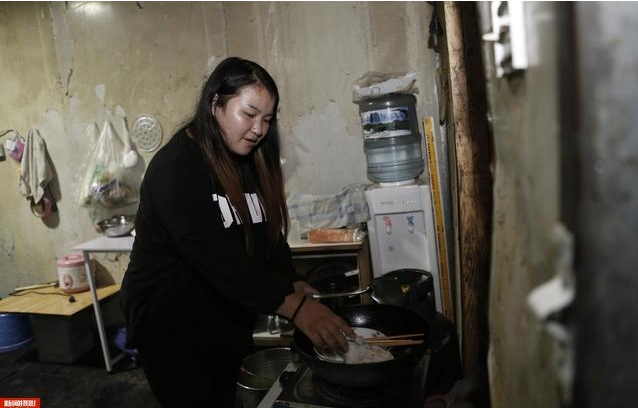 實(shí)拍農(nóng)民工集裝箱夫妻房，18平集裝箱能住5人，價(jià)格低心滿意足！
